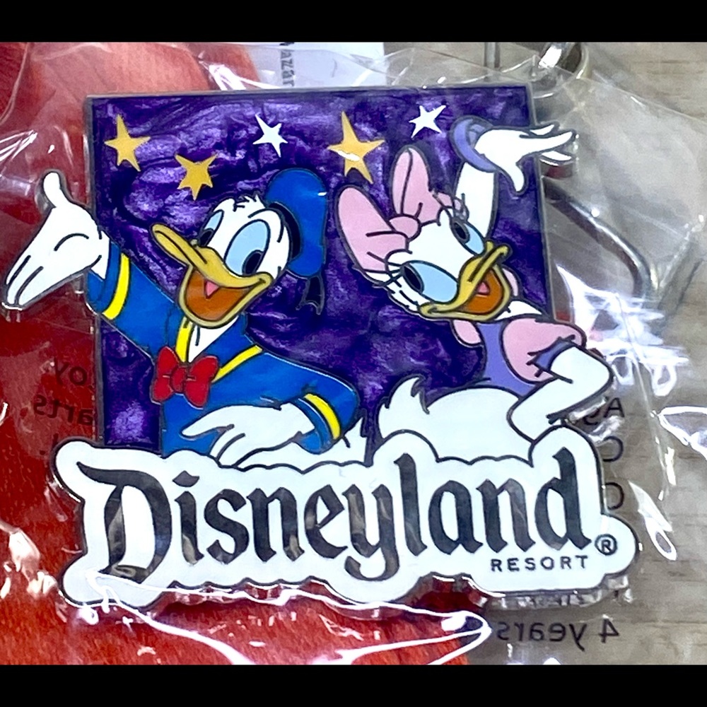Red Disneyland Lanyard AAA Vacations Donald Daisy Duck Pin With Pass Holder